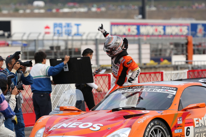 決勝レース: 年間ドライバーズチャンピオンを決めた立川祐路（GT500:ZENT CERUMO SC430）