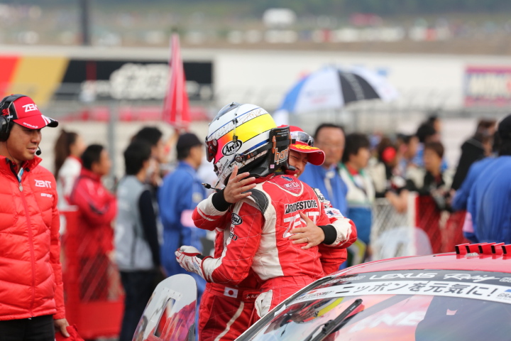 決勝レース: 年間ドライバーズチャンピオンを決め抱き合う立川祐路と平手晃平（GT500:ZENT CERUMO SC430）