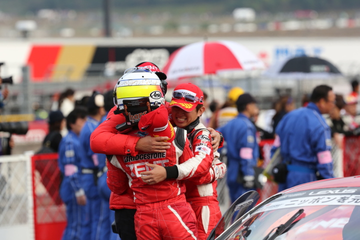 決勝レース: 年間ドライバーズチャンピオンを決め抱き合う立川祐路と平手晃平と髙木虎之介監督