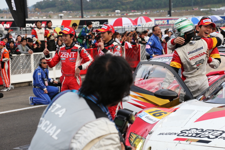 決勝レース:  GT500とGT300のドライバーズチャンピオンを獲得した、立川祐路／平手晃平、武藤英紀／中山友貴