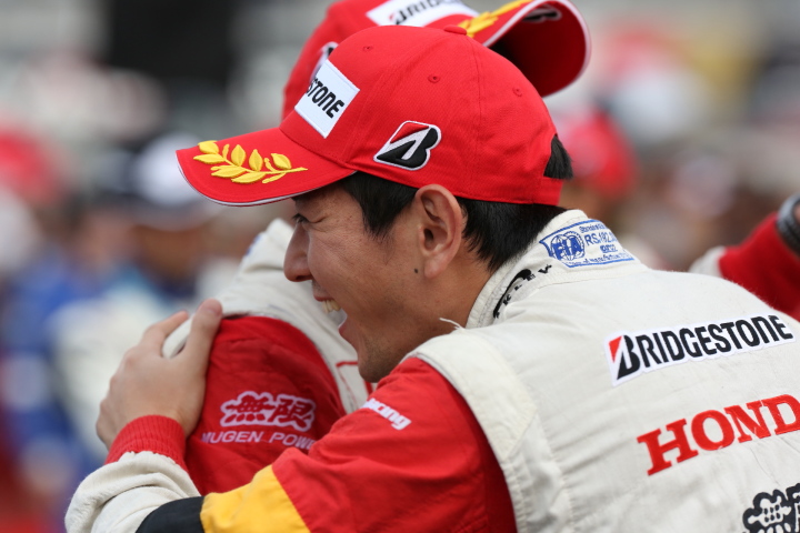 決勝レース: GT300クラスのチャンピオンを決め抱き合う武藤英紀と中山友貴（MUGEN CR-Z GT）