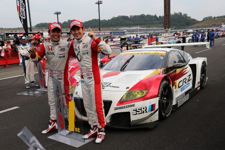 決勝レース: GT300クラスのチャンピオン、武藤英紀と中山友貴（MUGEN CR-Z GT）