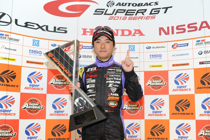 スーパーGT決勝レース2フォトセッション: GT300クラスで優勝した加藤寛規（エヴァRT初号機アップルMP4-12C）