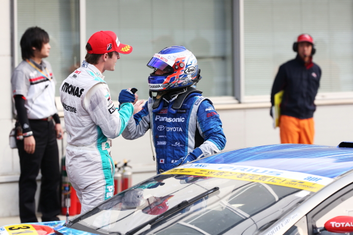 GT300クラス優勝の新田守男とGT500クラス優勝のジェームス・ロシター