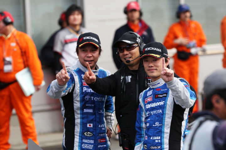 GT300クラスで優勝した新田守男と嵯峨宏紀（apr）