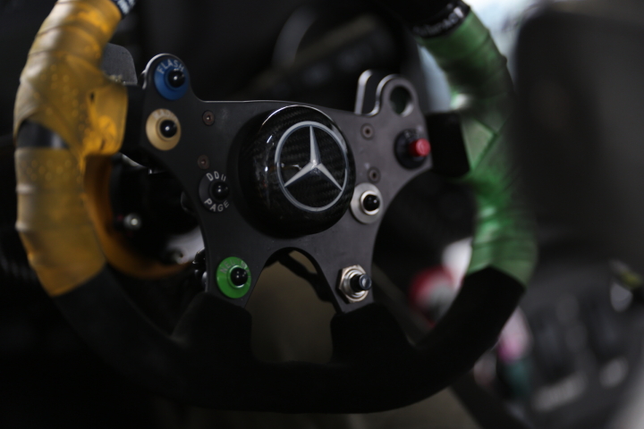 公式練習: Mercedes-Benz SLS AMG GT3のステアリング
