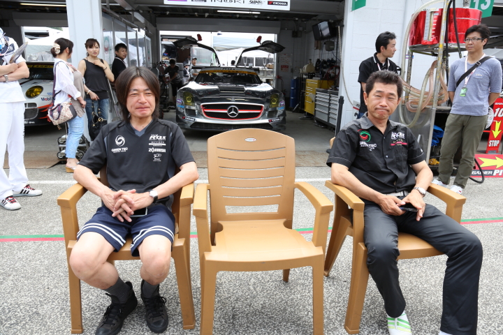 決勝日ピットウォーク: 和田久と城内政樹（グリーンテック SLS AMG GT3）