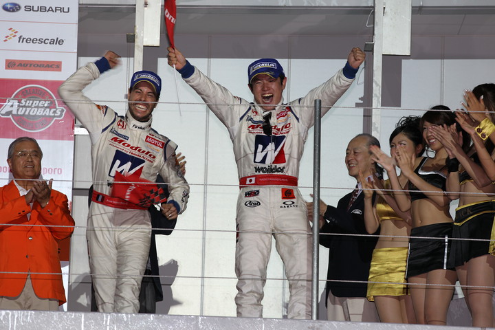 暫定表彰式: GT500クラスのウィナー、山本尚貴とフレデリック・マコヴィッキィ