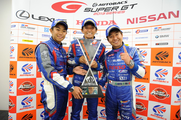 決勝フォトセッション: GT300クラス優勝の井口卓人、山野直也と佐々木孝太