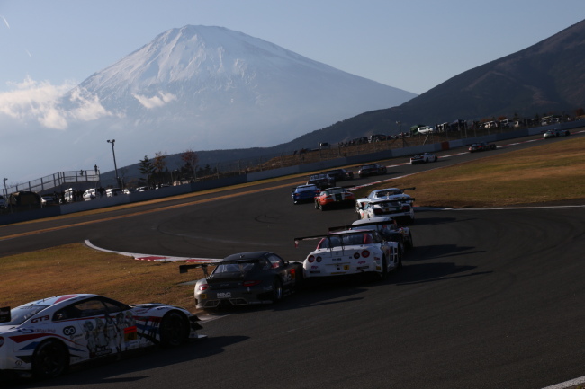 スーパーGT300クラス第2レース決勝: 富士山を前面にダンロップコーナーを立ち上がって13コーナーへ
