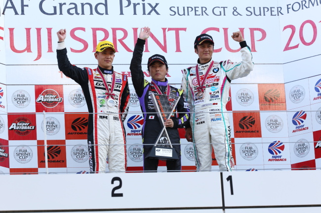 スーパーGT300クラス第2レース決勝: 表彰式:優勝・加藤寬規、2位・平中克幸、3位・谷口信輝
