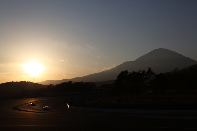 スーパーGT500クラス第2レース決勝: 富士山と夕日と100R