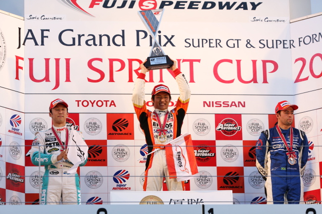 スーパーGT500クラス第2レース決勝: 表彰式:優勝・大島和也、2位・中嶋一貴、3位・ジョアオ・パオロ・デ・オリベイラ