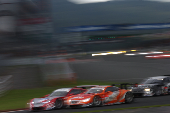 決勝レース: GT500:ウイダー モデューロ HSV-010 vs GT500: ENEOS SUSTINA SC430