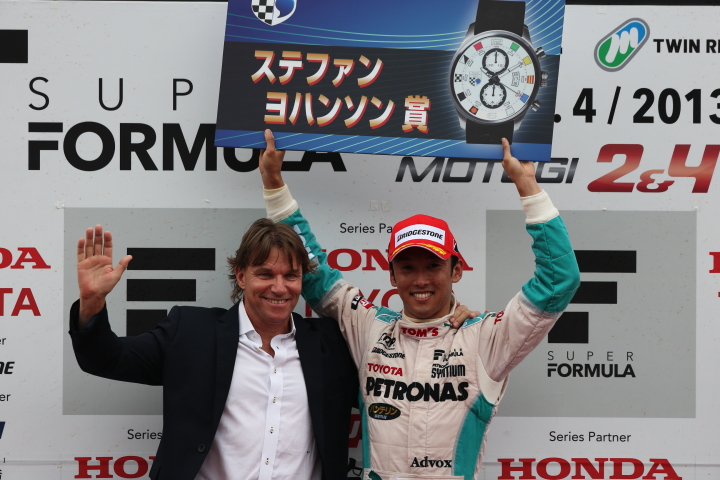 表彰式: 日本でも活躍した元F1ドライバーのステファン・ヨハンソン氏と優勝の中嶋一貴