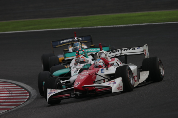 決勝レース2: 伊沢拓也に襲いかかるジェームス・ロシターと平川亮