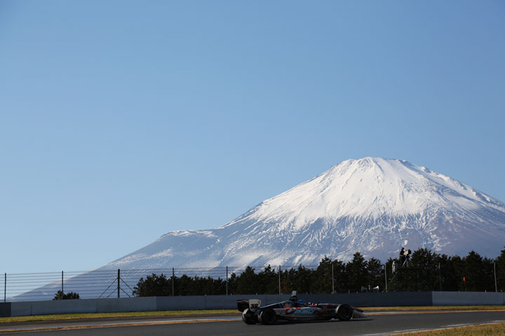 スーパーフォーミュラ: 富士山をバックに予選アタックをする国本雄資（セルモ・インギング）
