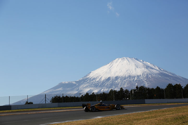 スーパーフォーミュラ: 富士山をバックに予選アタックをするロイック・デュバル（ルマン）