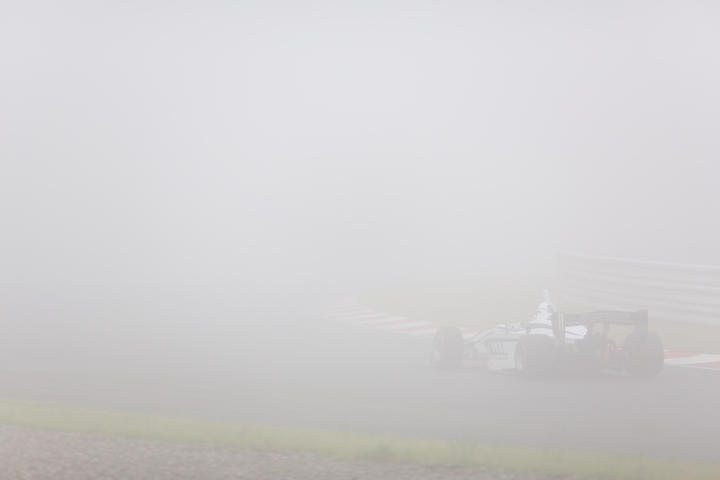 霧がサーキットを覆う