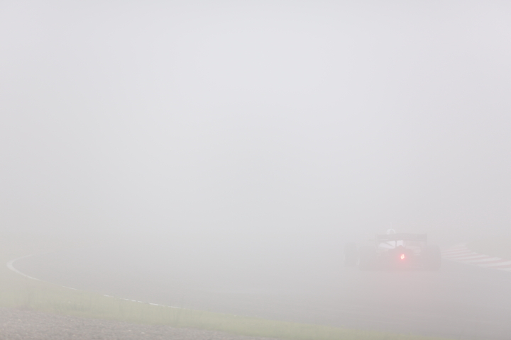 霧がサーキットを覆う