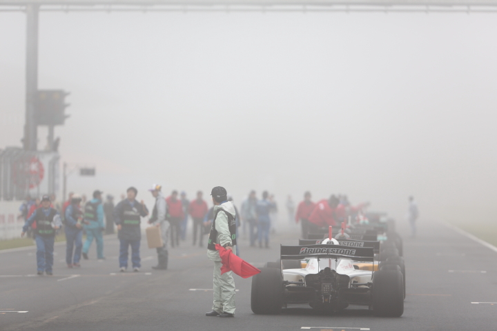 レースは霧のため赤旗で終了となった