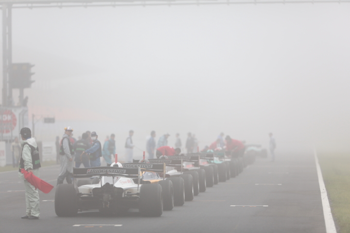 レースは霧のため赤旗で終了、50周で成立となった
