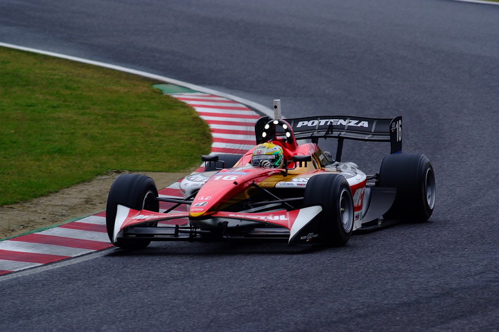 第2レース決勝: 3位に入った山本尚貴（無限）は2013年のドライバーズチャンピオンを決めた
