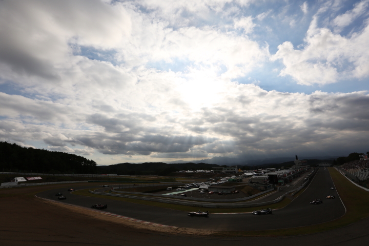決勝レース: 1コーナーから上空を見上げる。雲は多いがレース中、雨が落ちることはなかった