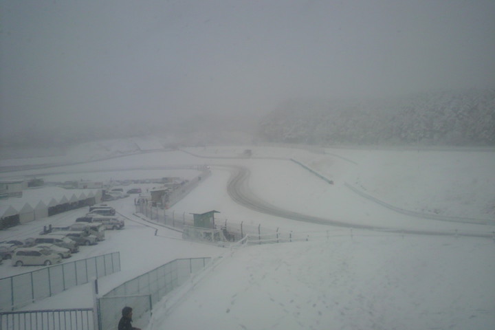 決勝日は朝から雪、積雪のためレース開催が懸念される