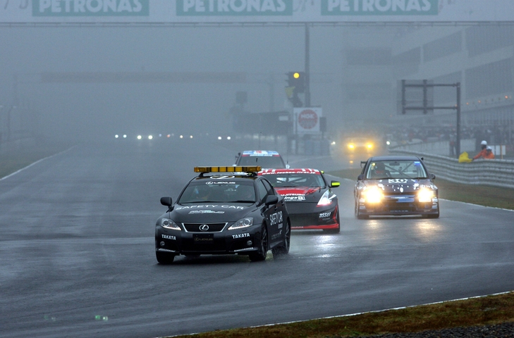 悪天候のため決勝レースでSC先導で始まった