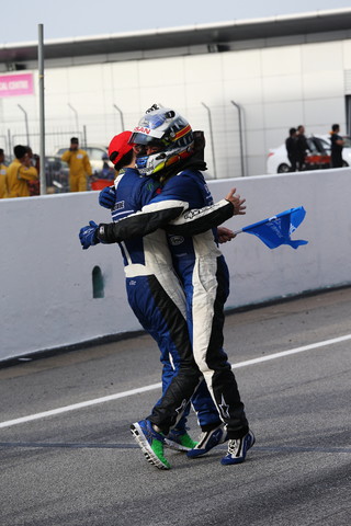 GT500クラスで優勝し抱き合う松田次生とジョアオ・パオロ・デ・オリベイラ（カルソニックIMPUL GT-R）