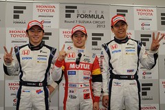 公式予選フォトセッション: 第1レース予選上位3名のドライバーたち sf_r07_q_ps-r1_top3