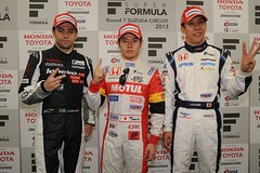 公式予選フォトセッション: 第2レース予選上位3名のドライバーたち sf_r07_q_ps-r2_top3