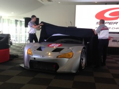 坂東正明GTA代表と服部尚貴シニアマネージャーの手でベールを剥がされる"GT300マザーシャーシー"