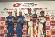 決勝フォトセッション: 両クラスの優勝ドライバーたち gt_r02_r_ps-winners