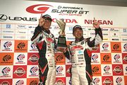 決勝フォトセッション: GT300クラスの優勝ドライバー gt_r02_r_ps-winners300