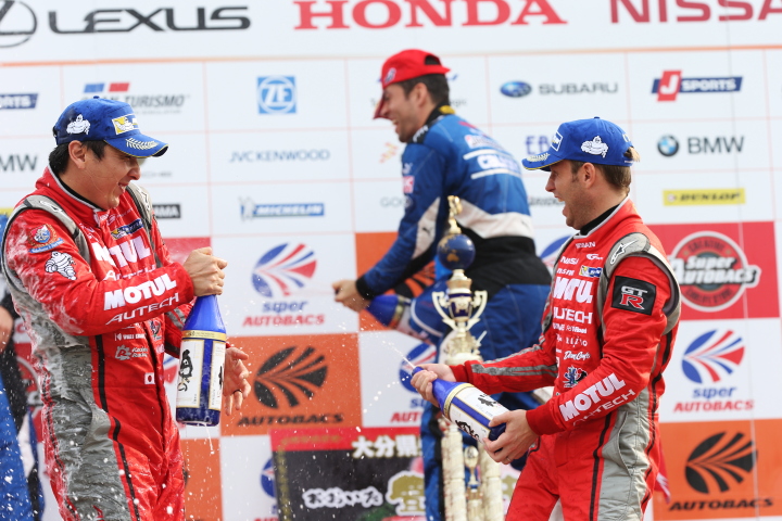 決勝レース: GT500クラスで優勝した松田次生とロニー・クインタレッリがシャンパンファイト