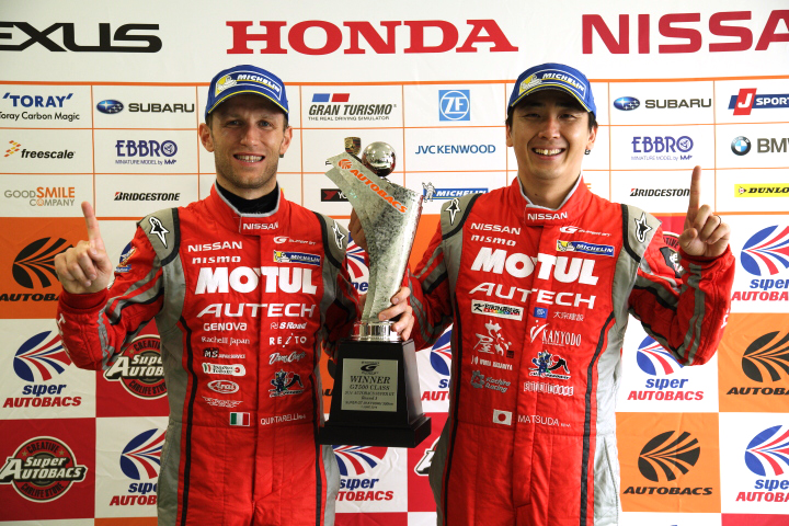 決勝フォトセッション: GT500クラスで優勝した松田次生／ロニー・クインタレッリ組（MOTUL AUTECH GT-R）