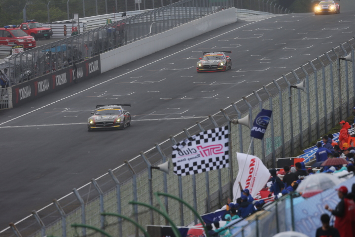 決勝レース: GT300クラスはゲイナーの2人がレースをリード。ビヨン・ビルドハイム～山内英輝