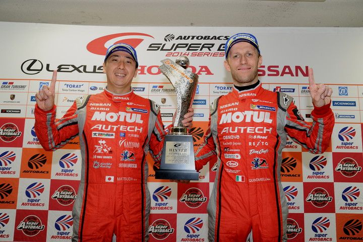 決勝フォトセッション: GT500クラスで優勝した松田次生／ロニー・クインタレッリ組（MOTUL AUTECH GT-R）