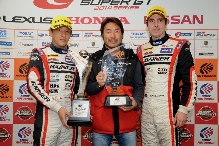 決勝フォトセッション: GT300クラスでチームチャンピオンを獲得したゲイナー