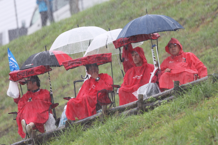 大雨の中、観戦する観客