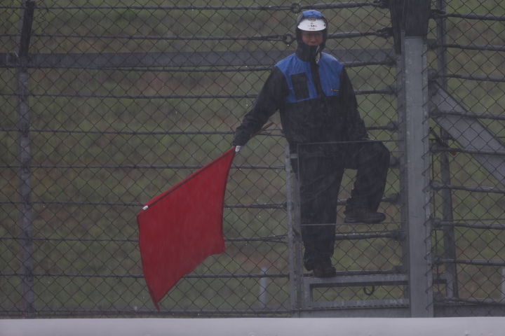 決勝レース: 天候が回復したいため赤旗でレースはいったん中断となった