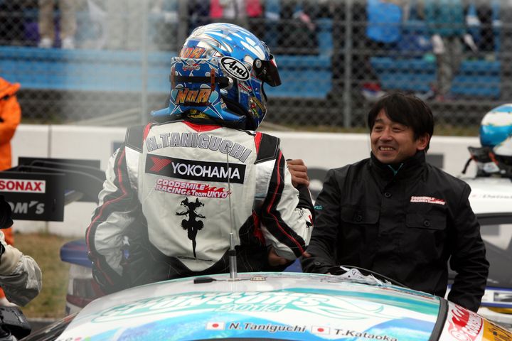 GT300クラスで優勝した谷口信輝と片山右京監督