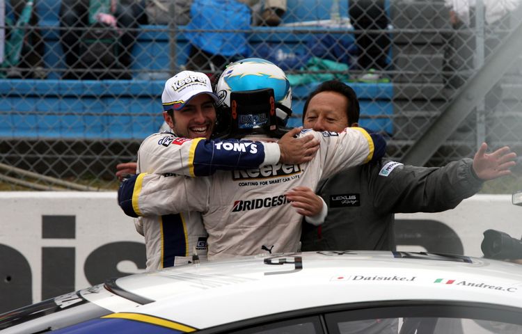 GT500クラスで優勝してゴール後抱き合う伊藤大輔・アンドレア・カルダレッリと関谷正徳監督