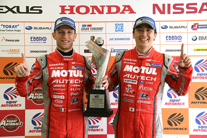 決勝フォトセッション: GT500クラスで優勝した松田次生／ロニー・クインタレッリ組