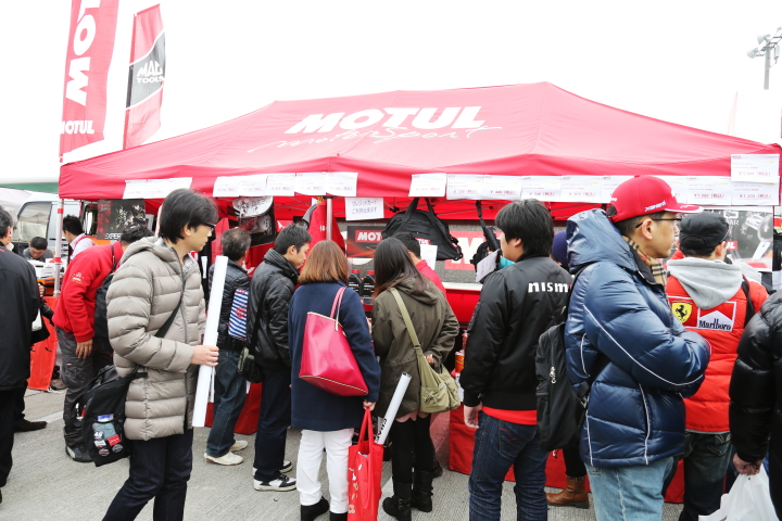 寒い中、多くのファンが富士スピードウェイに訪れた