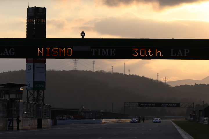 冬の低い太陽も西に傾き電光掲示板の「NISMO ３０ｔｈ」も輝きを増す