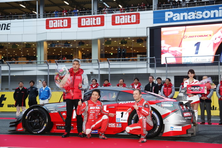 松田次生／ロニー・クインタレッリ組と鈴木豊監督が新チャンピオンカーMOTUL AUTECH GT-Rの前に立ちはい、ポーズ
