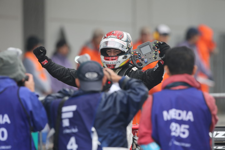 決勝レース1: 優勝したジョアオ・パオロ・デ・オリベイラ（Lenovo TEAM IMPUL）がパルクフェルメに戻ってきた